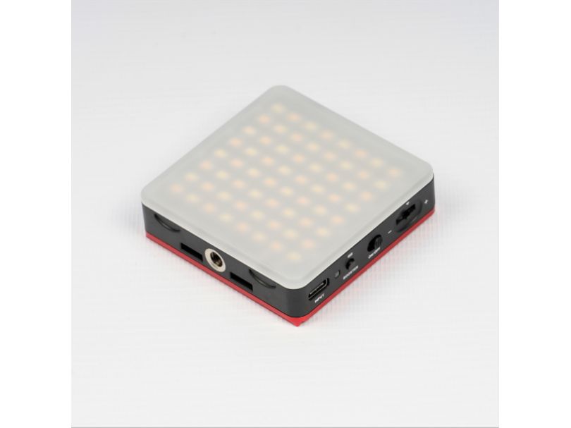 Компактный накамерный светодиодный осветитель FST SMPL-6